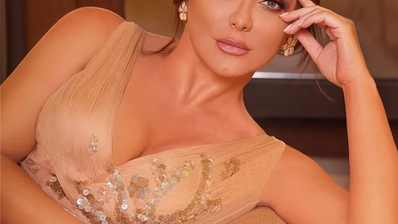 سلاف فواخرجى تتألق بالذهبي في سيشن جديد.. صور