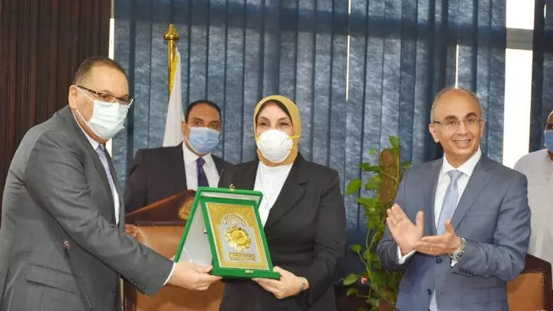 محافظ الشرقية يُشارك إجتماع مجلس جامعة الزقازيق ويُعلن عن تنفيذ 270 مشروعا ويكرم مرفت عسكر