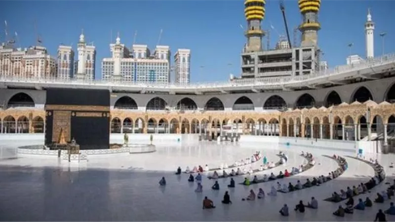 الحجاج يبدأون مناسكهم بالتصعيد إلى منى.. سجادة صلاة لكل حاج