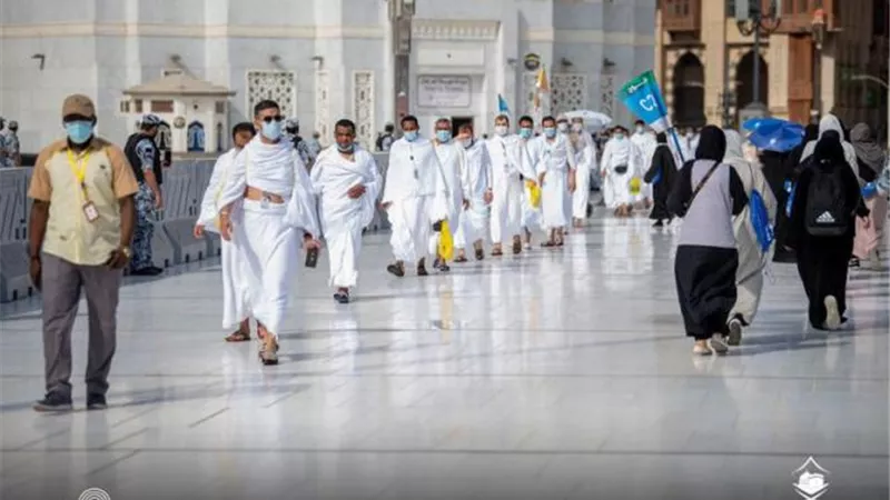حجاج بيت الله الحرام يؤدون طواف القدوم