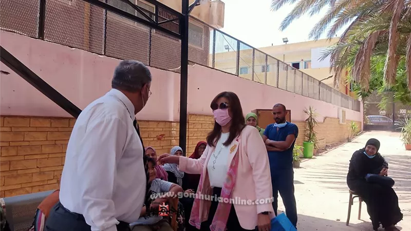 نائب رئيس جامعة بنها لخدمة المجتمع تتفقد وحدة رعاية المرأة بطب بنها