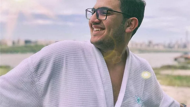 الكاتب والسيناريست عز عزام ينتهي من 
