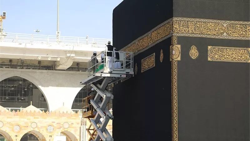 الكعبة المشرفة تكتسى ثوبها الجديد غداً