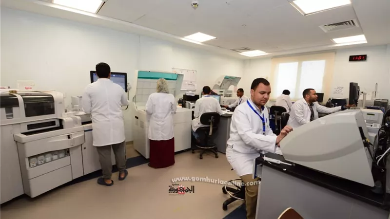 بالصور.. رحلة تشخيص وعلاج مريض بالسرطان داخل معمل الباثولوجى بمستشفى شفاء الأورمان بالأقصر