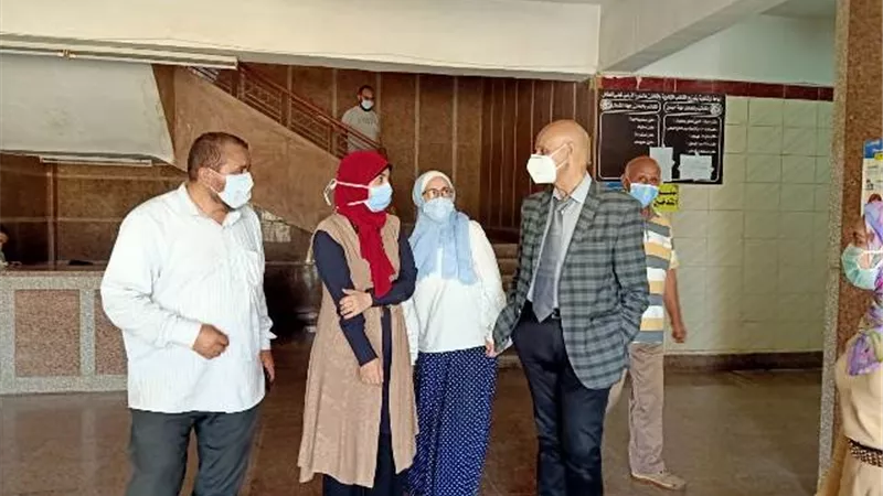 مدير صحة الشرقية يتابع أول فحص كورونا للمقيمين بالخارج بالمعمل الاقليمي .صور