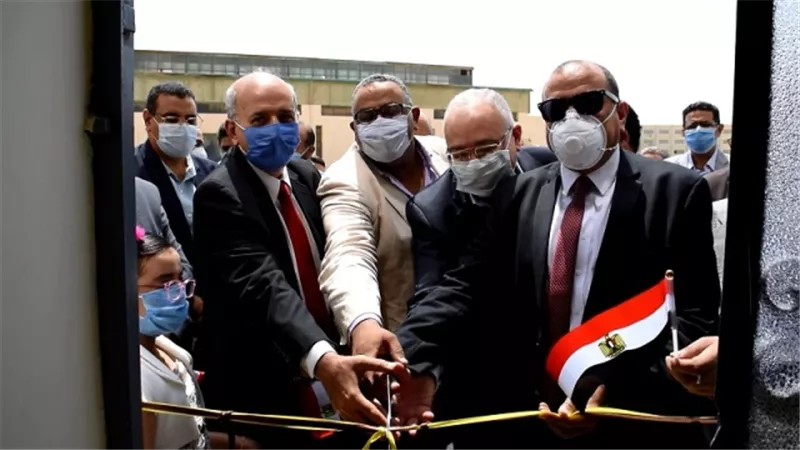 رئيس جامعة بني سويف يتفقد التشغيل التجريبي لمركز الطباعة .صور