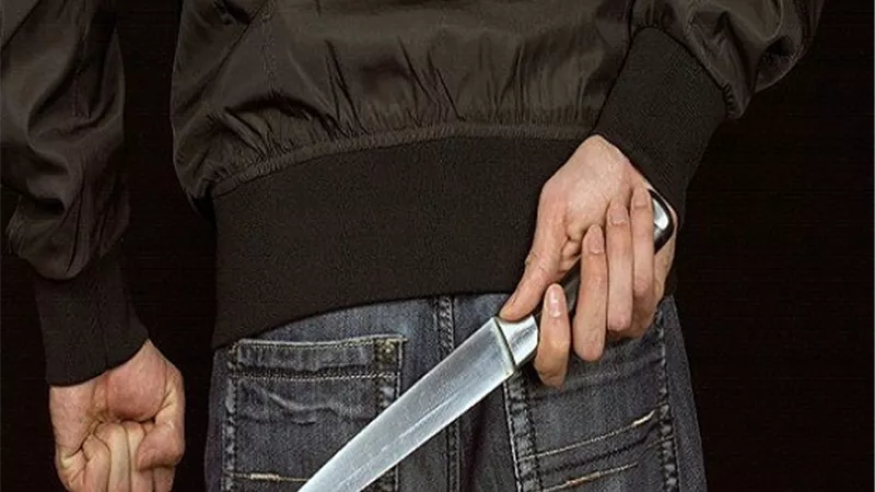 يذبح والدته لأنها تحب شقيقه أكثر منه.. ووالده يبلغ الشرطة بجريمته