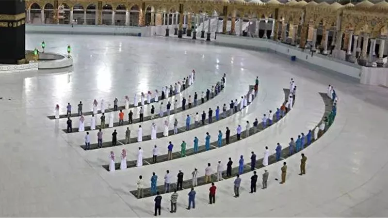 هكذا يبدو الطواف حول الكعبة هذا العام... شاهد