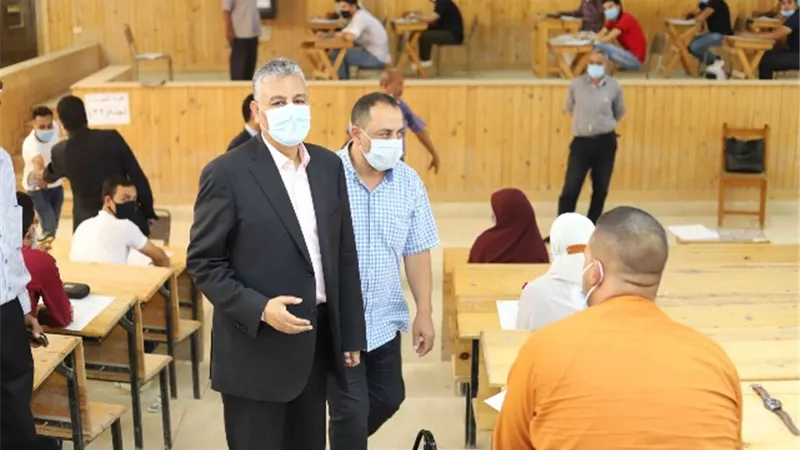 رئيس جامعة جنوب الوادي يتفقد امتحانات التربية والحقوق.صور