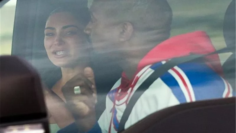 زوجة مرشح الرئاسة الأمريكية تمسح دموعها وتعود لمنزلها وحيدة.. صور