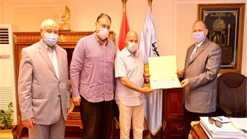 محافظ أسيوط يكرم 