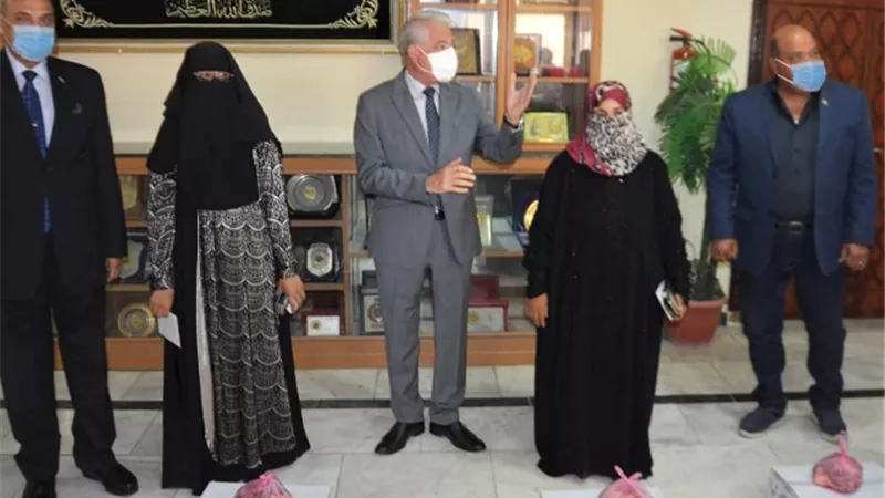محافظ جنوب سيناء يهنئ عمال النظافة بعيد الأضحي المبارك