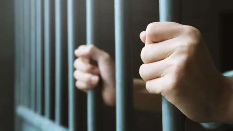 الحبس 3 سنوات لمصاب بكورونا تعمد نقل الفيروس للأطباء بالبحرين