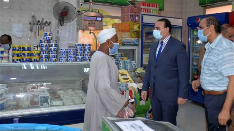 نائب محافظ الأقصر يتفقد فرع الشركة المصرية 2000