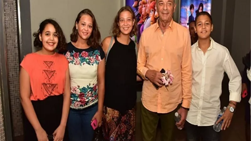 الجمهور يلتقط صورة تذكارية مع محمود حميدة فى العرض الخاص لفيلم 