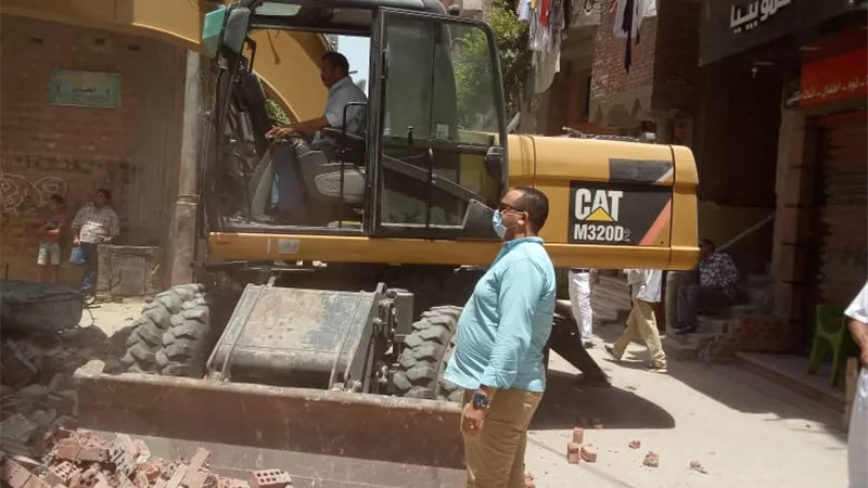 ازالة عقار مخالف بمدينة بني سويف