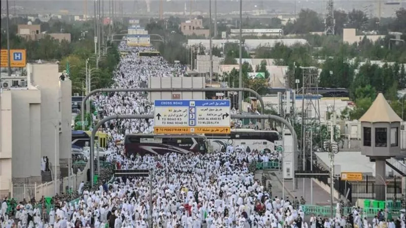 ضيوف الرحمن يتوافدون لمشعر عرفات لتأدية الركن الأعظم للحج
