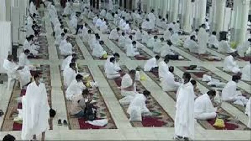 الحجاج يؤدون صلاتي الظهر والعصر في عرفات