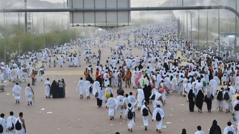 ضيوف الرحمن ينفرون من عرفات إلى مزدلفة