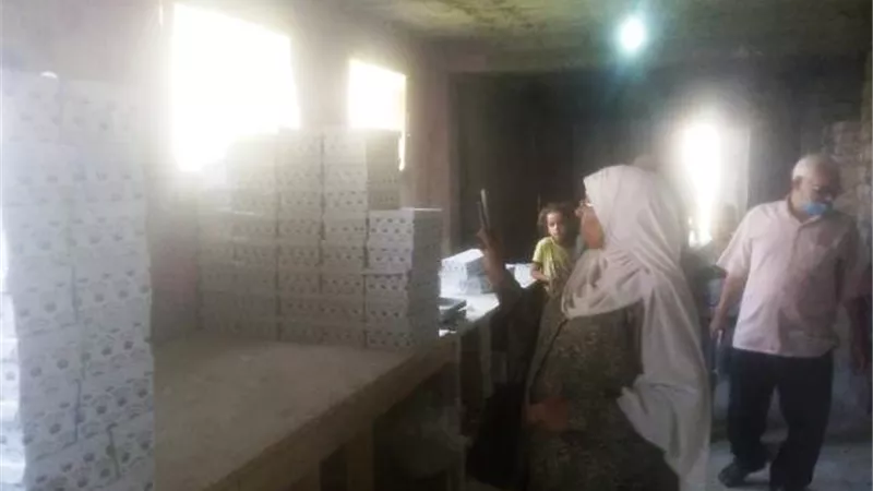ضبط مصنع غير مرخص وسلع مجهولة المصدر فى بنى سويف.. بالصور