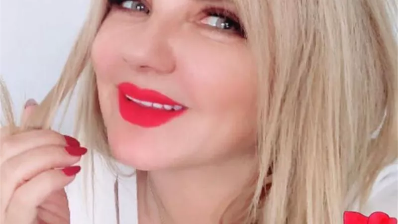 إطلالة مبهجة للفنانة ندى بسيونى احتفالاً بالعيد