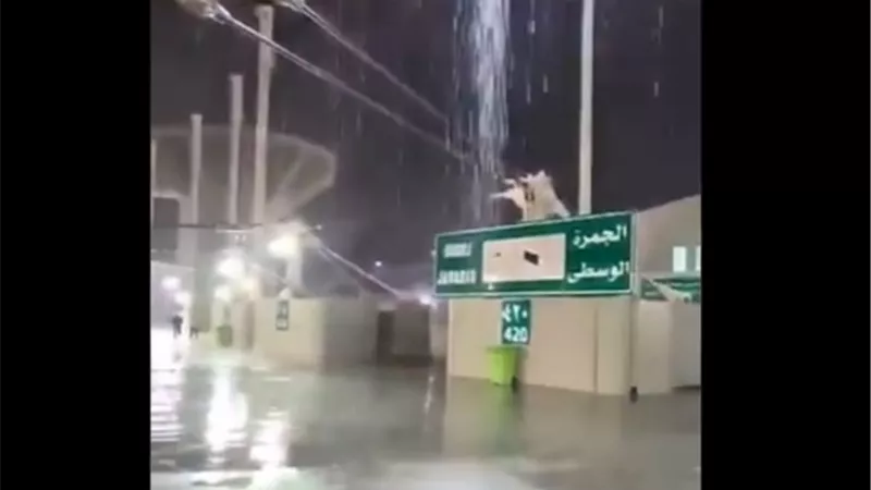 سقوط أمطار غزيرة على الحجاج فى المزدلفة.. فيديو وصور