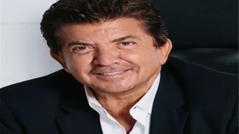 وليد توفيق يكشف سر نجاح زواجه بملكة جمال الكون لـ3 عقود
