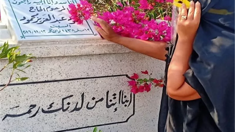 شاهد.. بوسى شلبى أمام قبر محمود عبد العزيز