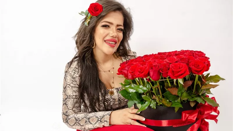 بالورد الأحمر .. ايه العجيمى تستقبل العيد بجلسة تصوير جديدة ..صور