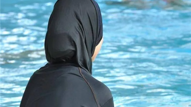 السياحة: لا يحق للفنادق منع المحجبات من نزول حمامات السباحة بـ