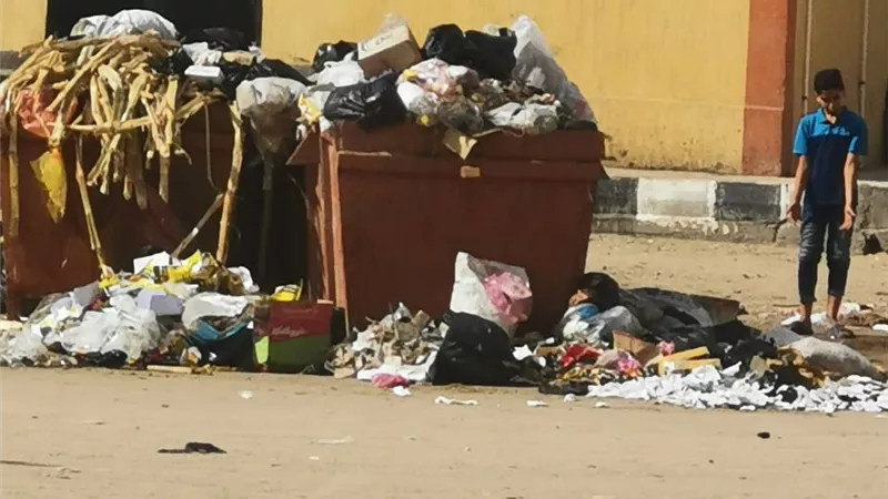 أطفال البرلس يقضون عيدهم بين تلال القمامة