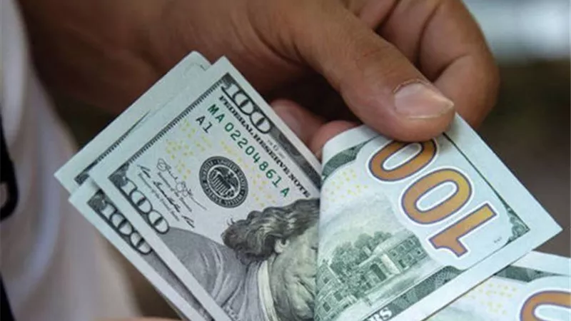 الدولار يتجه صوب أكبر انخفاض شهري في 10 سنوات