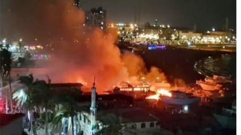 انتداب المعمل الجنائي لمعاينة موقع حريق ورش تصنيع السفن بالإسكندرية