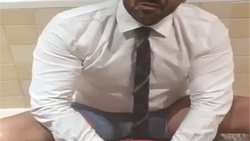 كلاكيت تانى مرة.. أحمد فلوكس يغسل ملابسه فى 