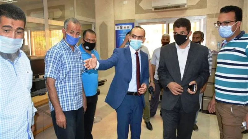 القاضى يتابع إجراءات تلقى طلبات التصالح فى مخالفات البناء بجهينة.. بالصور