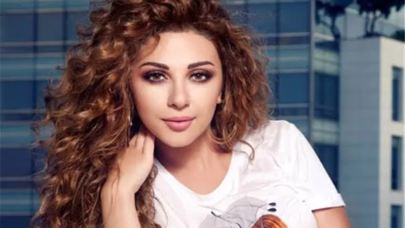 ميريام فارس بإطلالة جريئة داخل حمام السباحة