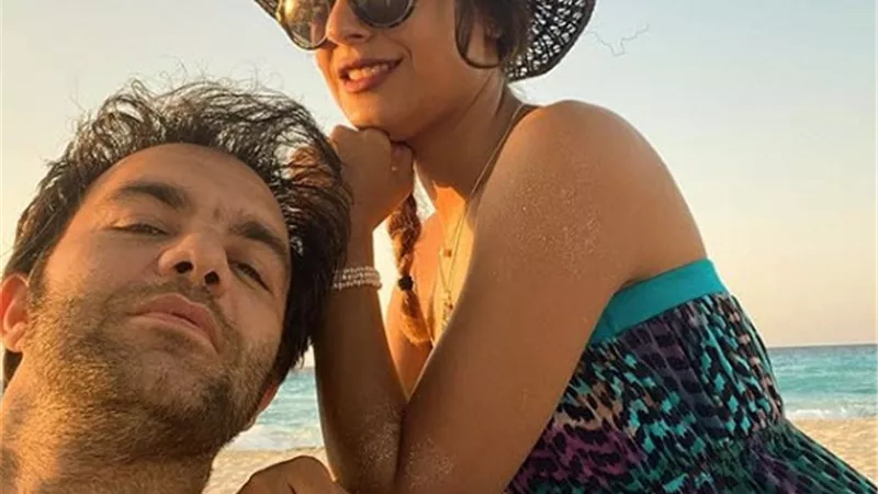 شريف رمزى يحتفل بعيد الأضحى فى أحضان زوجته على البحر..صور