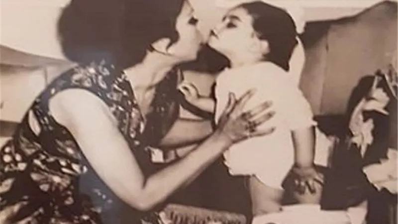 شاهد.. صور نادرة للفنانة رجاء الجداوي مع ابنتها أميرة مختار وحفيدتها