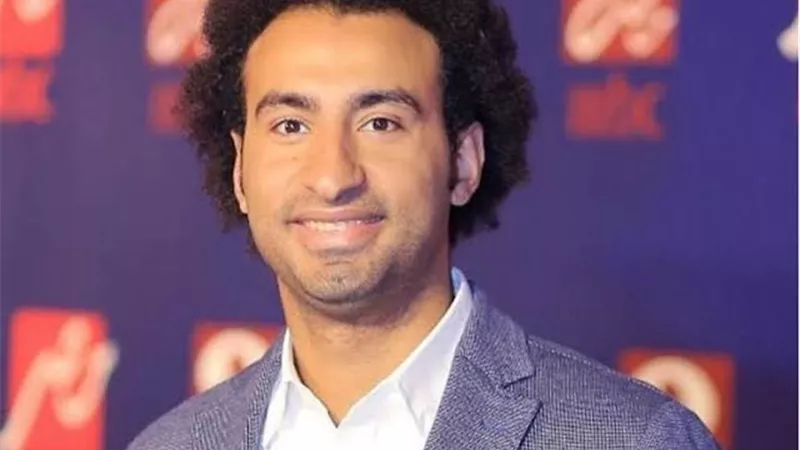 على ربيع يغنى تتر مسرحية صباحية مباركة يا عريس.. فيديو