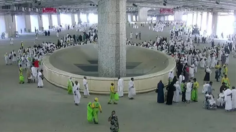 الحجاج يؤدون رمي الجمرات في أول أيام التشريق
