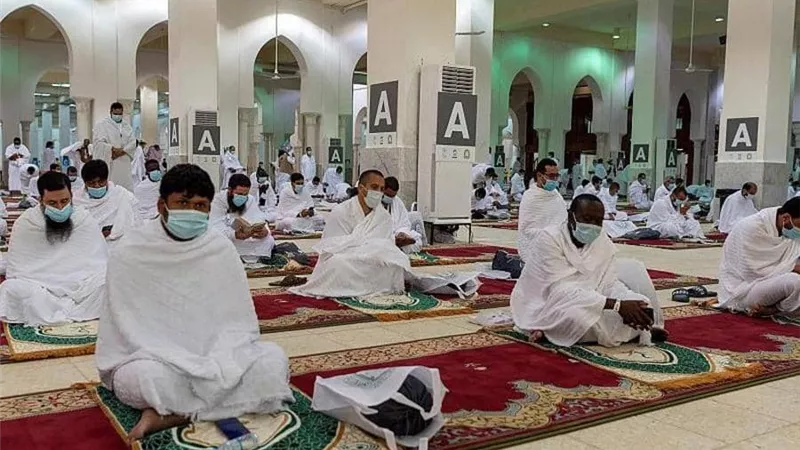 الحجاج يؤدون صلاتي الظهر والعصر في عرفات