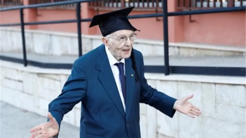 معمر إيطالي يتخرج من الجامعة بعمر 96 عاما