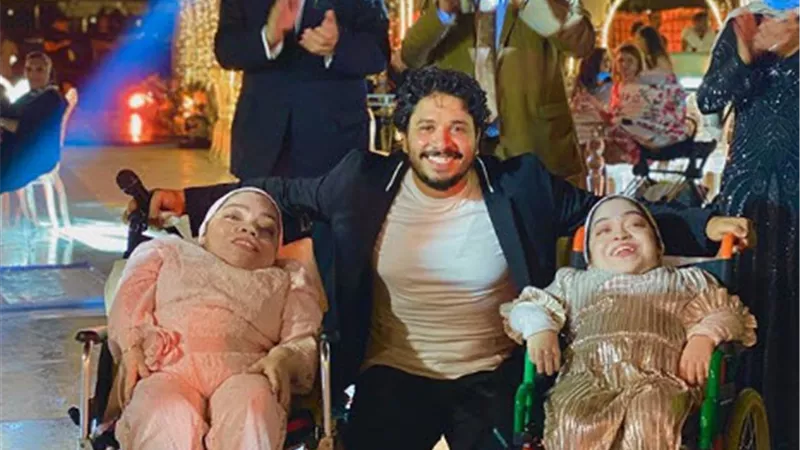لفتة إنسانية.. مصطفى حجاج برفقة بنتين من ذوى الإحتياجات الخاصة 