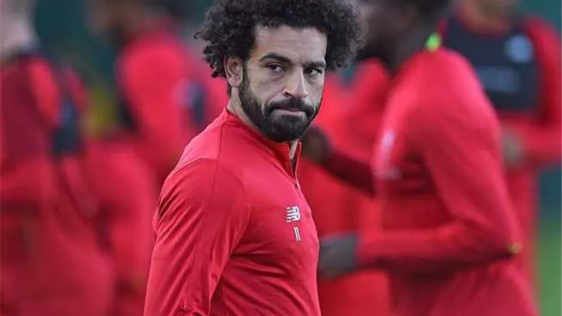 محمد صلاح ينشر صورة وراء تمثال .. شاهد