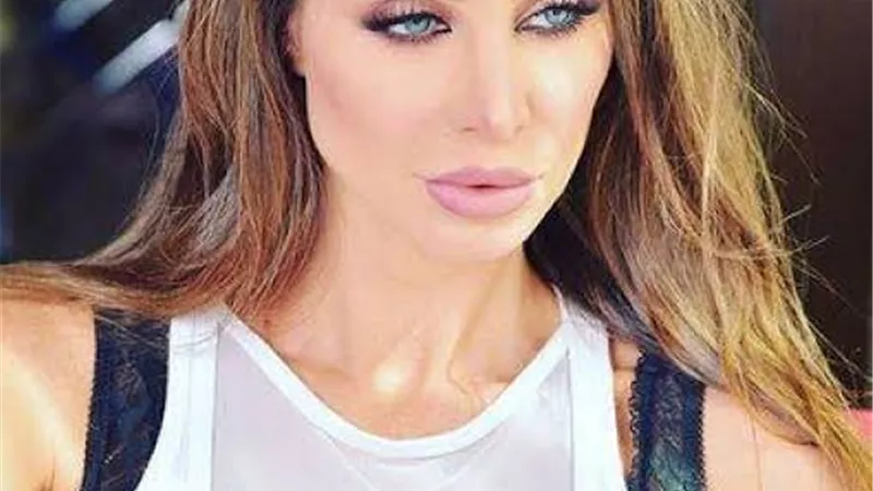 انابيلا هلال تخطف الانظار باطلالة جذابه ومثيرة.. شاهد