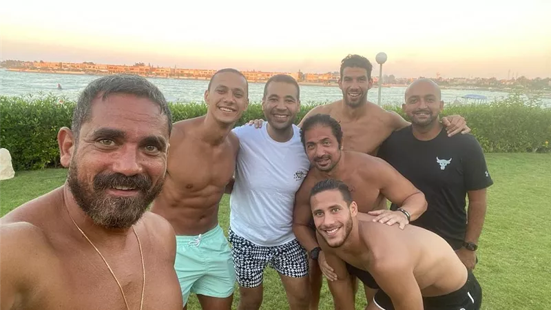 اجازة صيفية تجمع امير كرارة بنجوم الاهلى