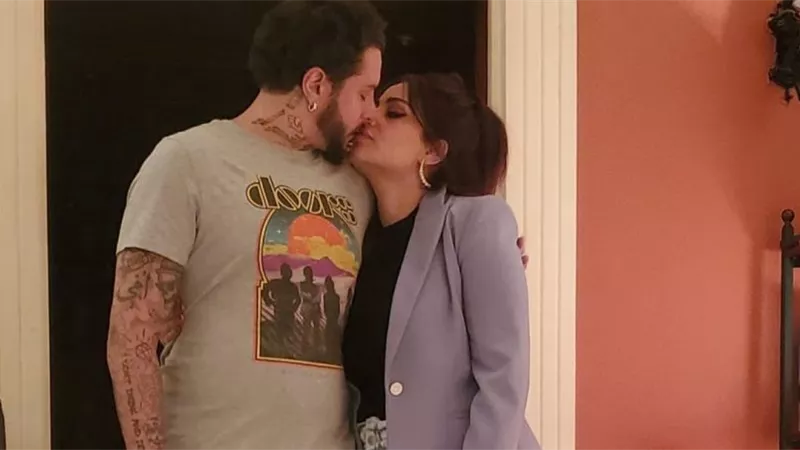 قُبلة عيد الأضحى من أحمد الفيشاوي لزوجتة تشعل السوشيال ميديا.. صورة