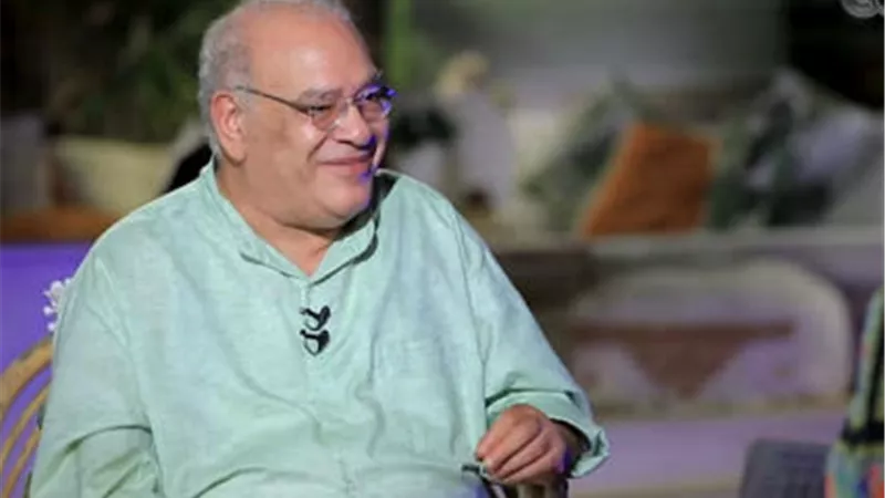 صلاح عبد الله يكشف عن ازمتة الصحية على الكرسي متحرك.. فيديو