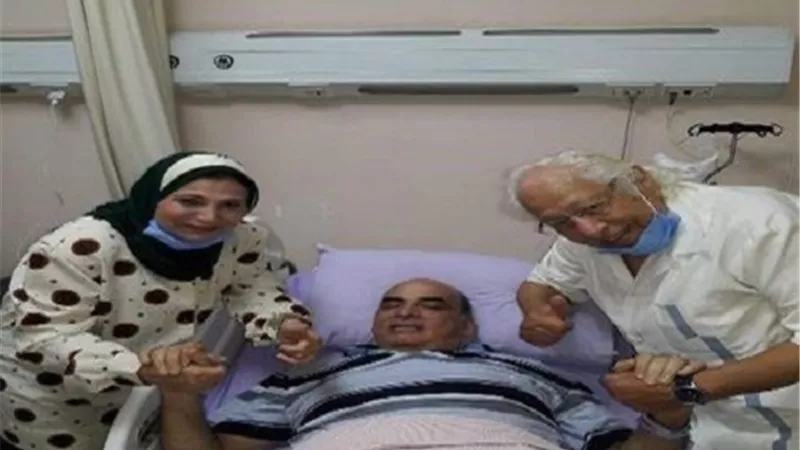 شاهد.. فاطمة عيد وزوجها فى زيارة الشاعر أمل الطائر بالمستشفى لرفع روحه المعنوية