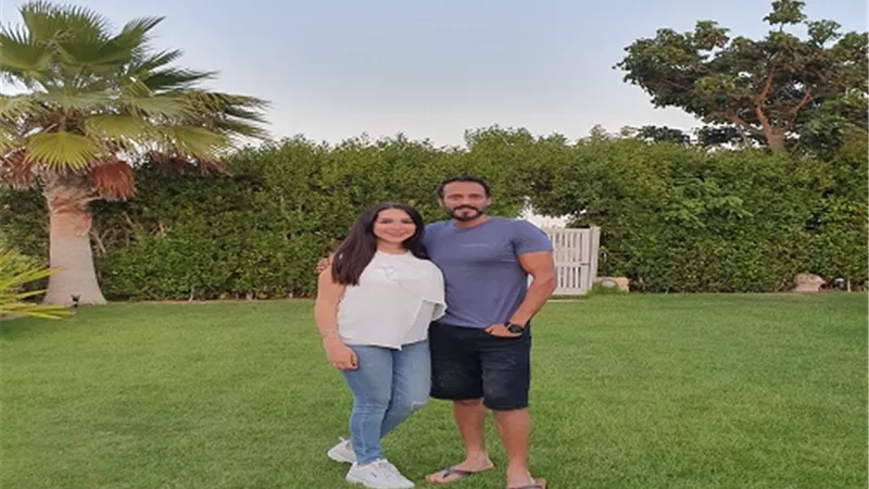 شاهد.. يوسف الشريف يتعرض للتنمر بسبب ملابس زوجته